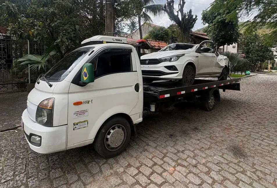Fiat Cronos branco removido em rua residencial com plataforma LL Reboques