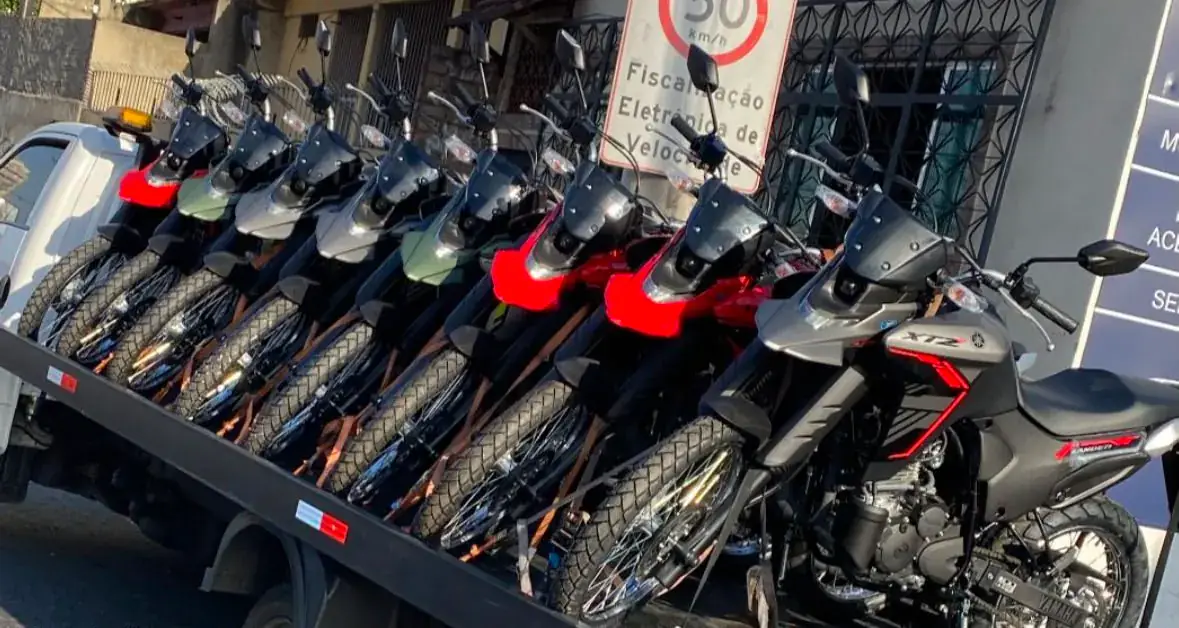 Várias motos Yamaha XTZ zero km transportadas na plataforma